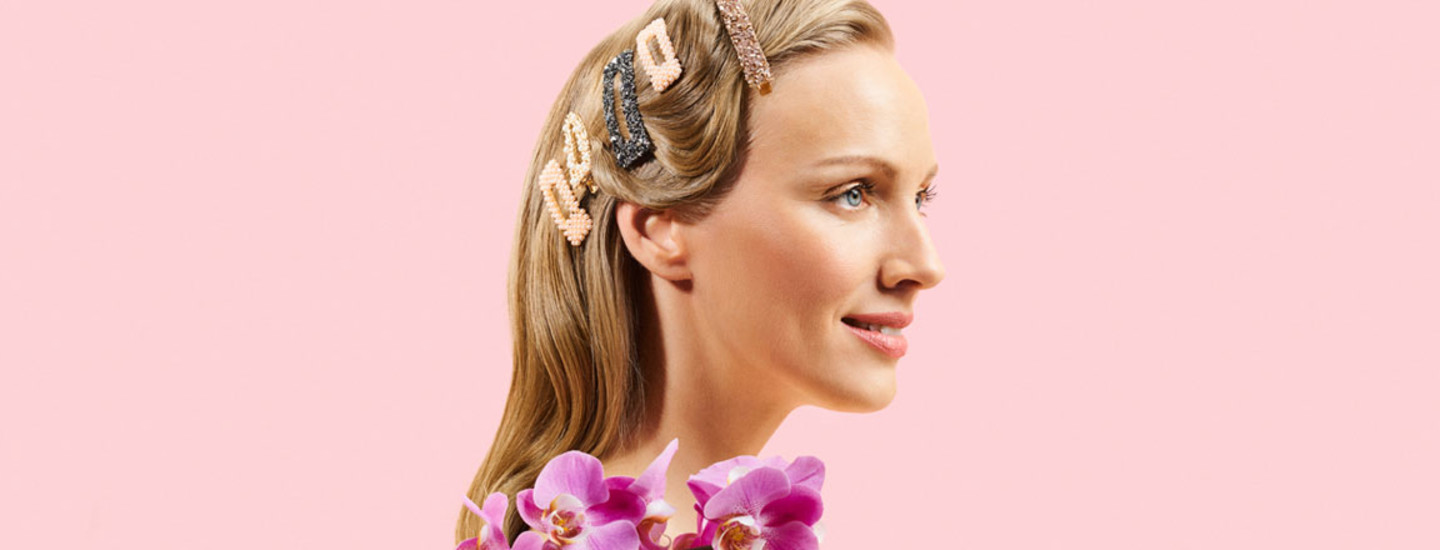 Koristele kampaus hiuskoruilla – näin käytät pinnejä ja solkia