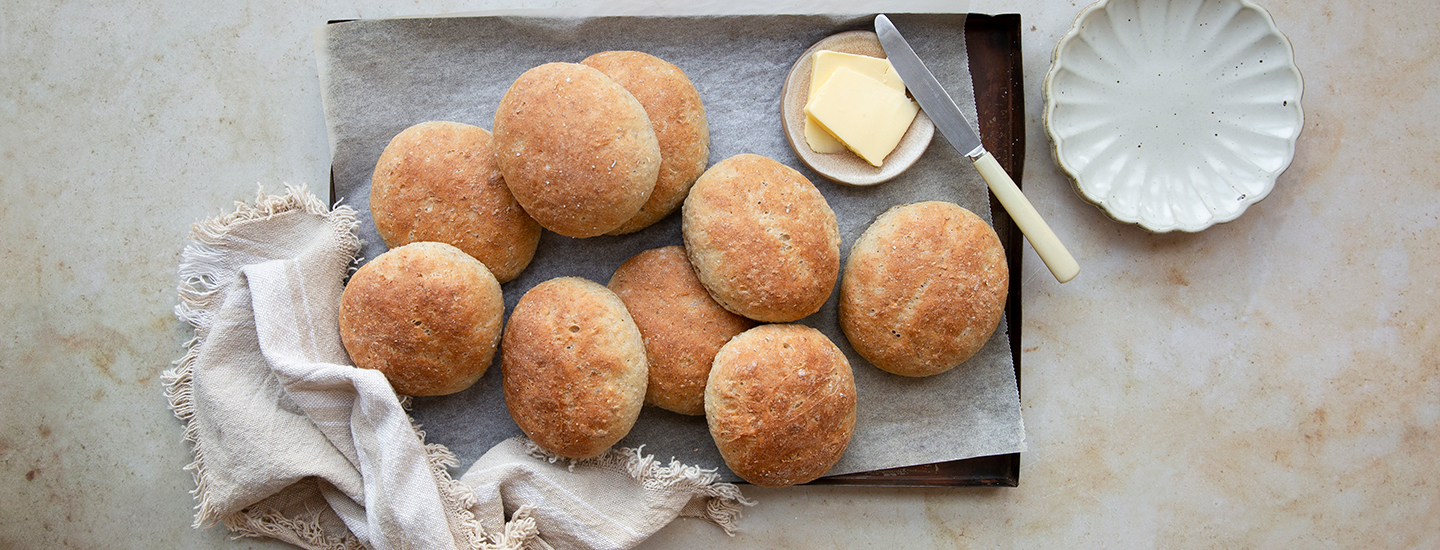 Paistettuja sämpylöitä uunipellin päällä. K-Ruoka sämpyläresepti.