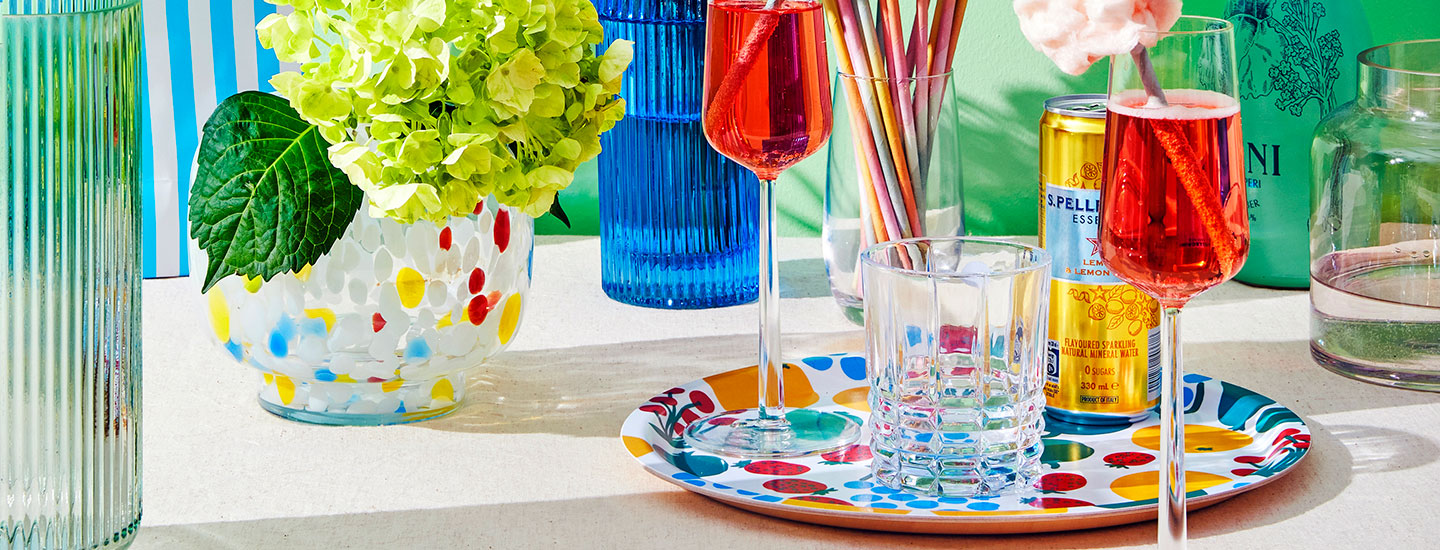 Kaunis maljakko vai älyranneke? Parhaat lahjavinkit kesän juhliin