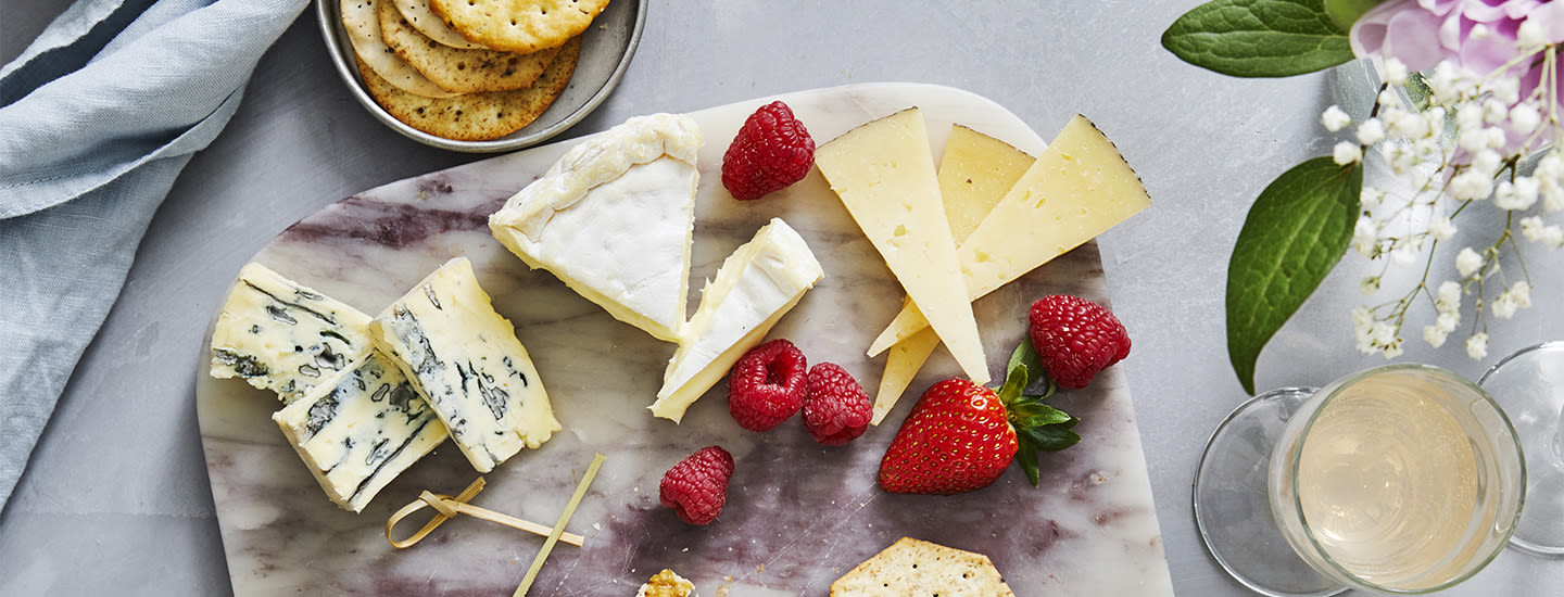 Millaisia juustoja teillä päin syödään?