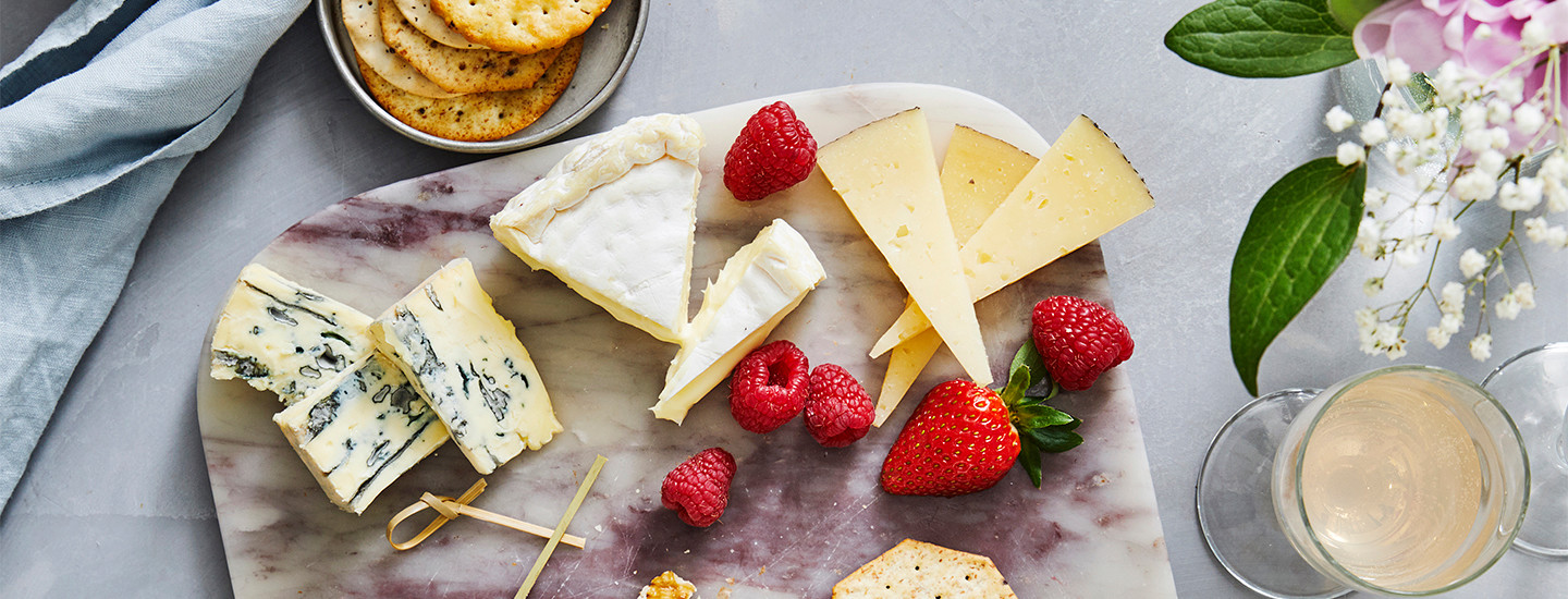 Kesäinen juustotarjotin
