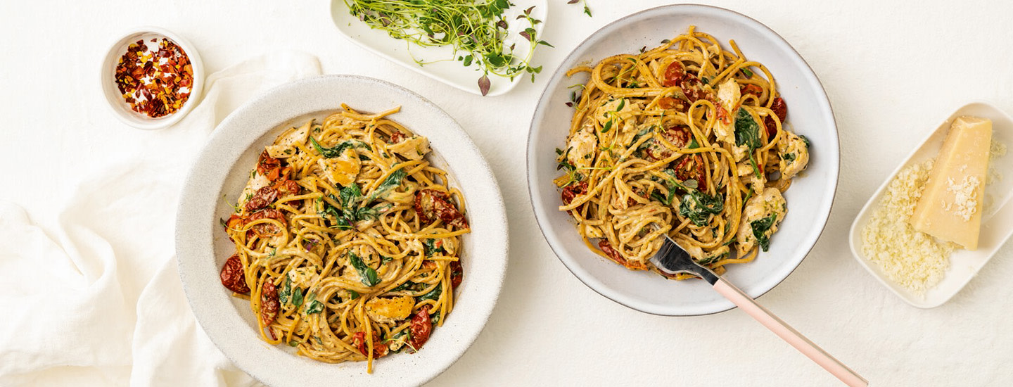 Kaksi Marry Me kanapasta -annosta lautasella. Vieressä astia, jossa puoliksi raastettu Pirkka Parhaat parmesan-juusto. K-ruoka.fi arkiresepti.