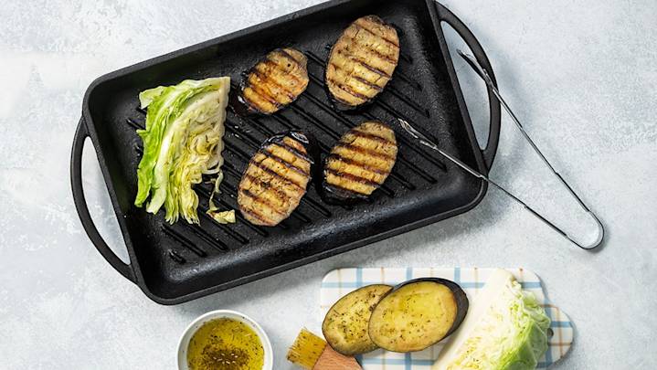 Varhaiskaalilohko ja munakoisolohkoja parilalla.