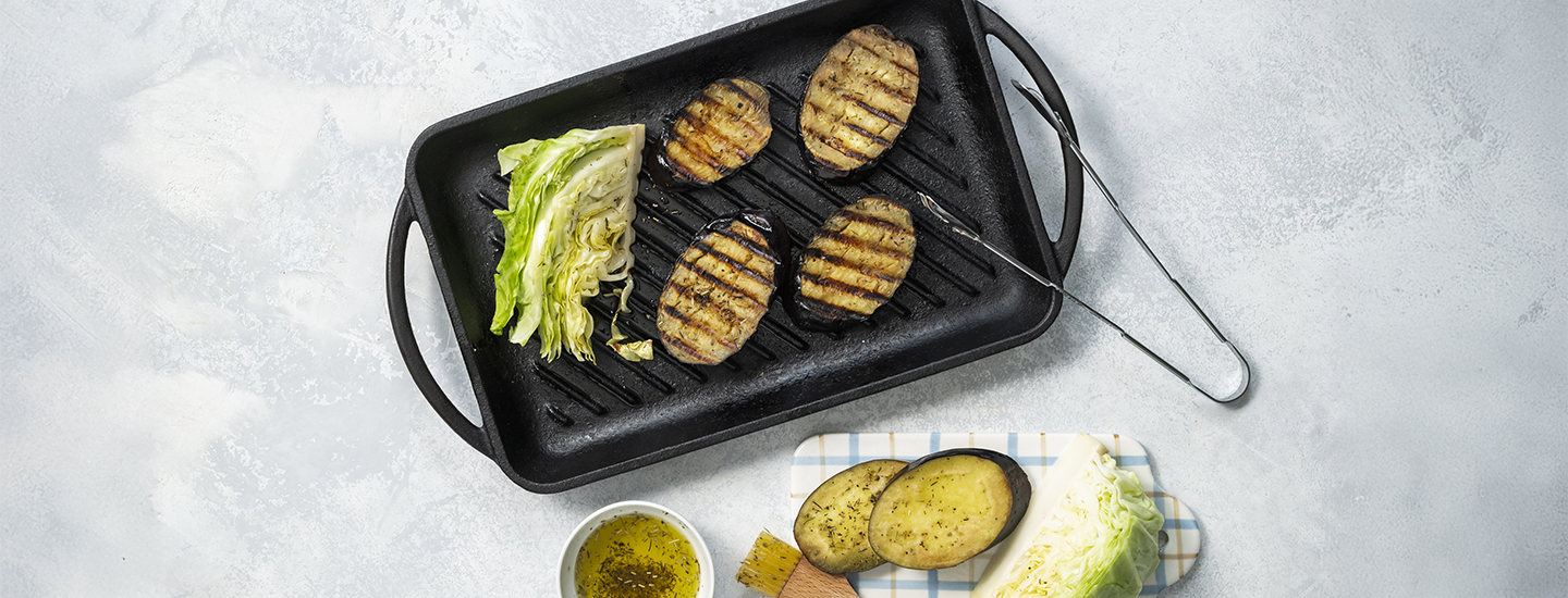 Varhaiskaalilohko ja munakoisolohkoja parilalla.