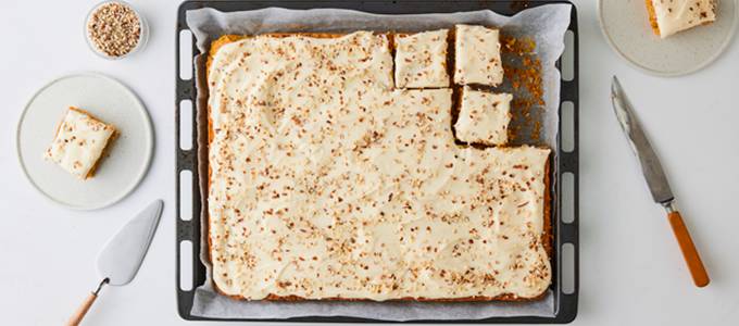 Porkkanakakku, pellillinen 680x300