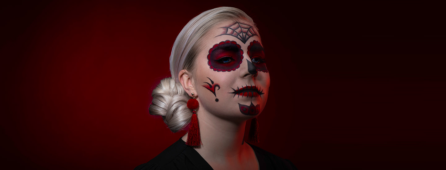 Tee Halloween-pääkallomeikki