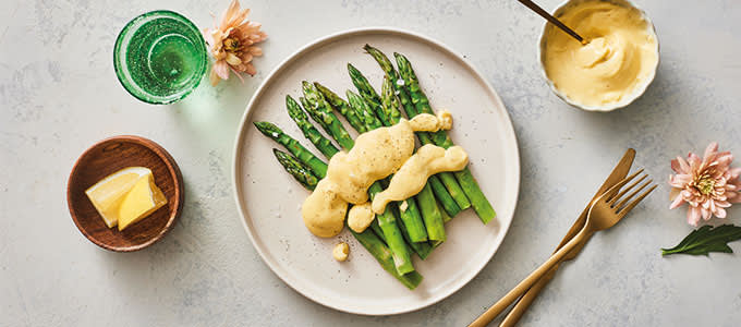 Keitetty parsa ja helppo hollandaisekastike 680x300