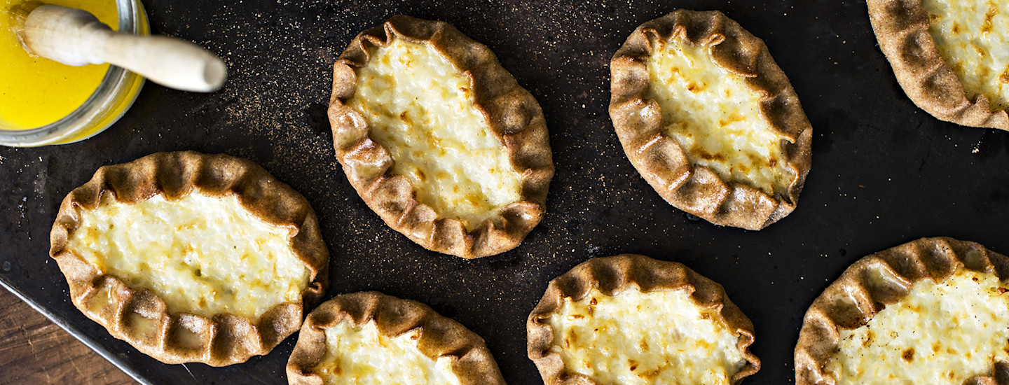 Uunituoreet karjalanpiirakat itse rypyttäen