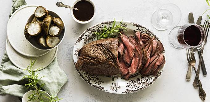 Paahtopaisti ja punaviinikastike kuvitus