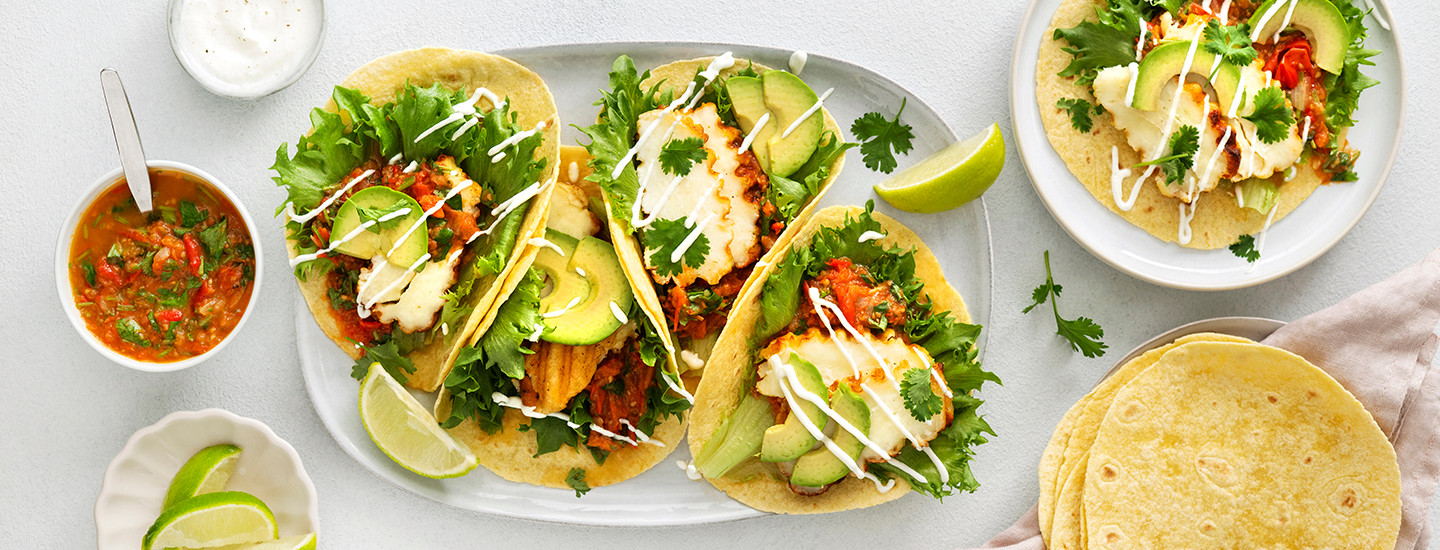 Neljä tortillalettua tarjoilulautasella. Tortillalettujan välissä grillattua halloumia, salaattia, salsaa, avokadoa ja ranskankermaa. K-Ruoka texmex-resepti.