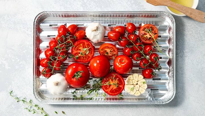 Tomaatteja ja valkosipulia foliovuoassa.