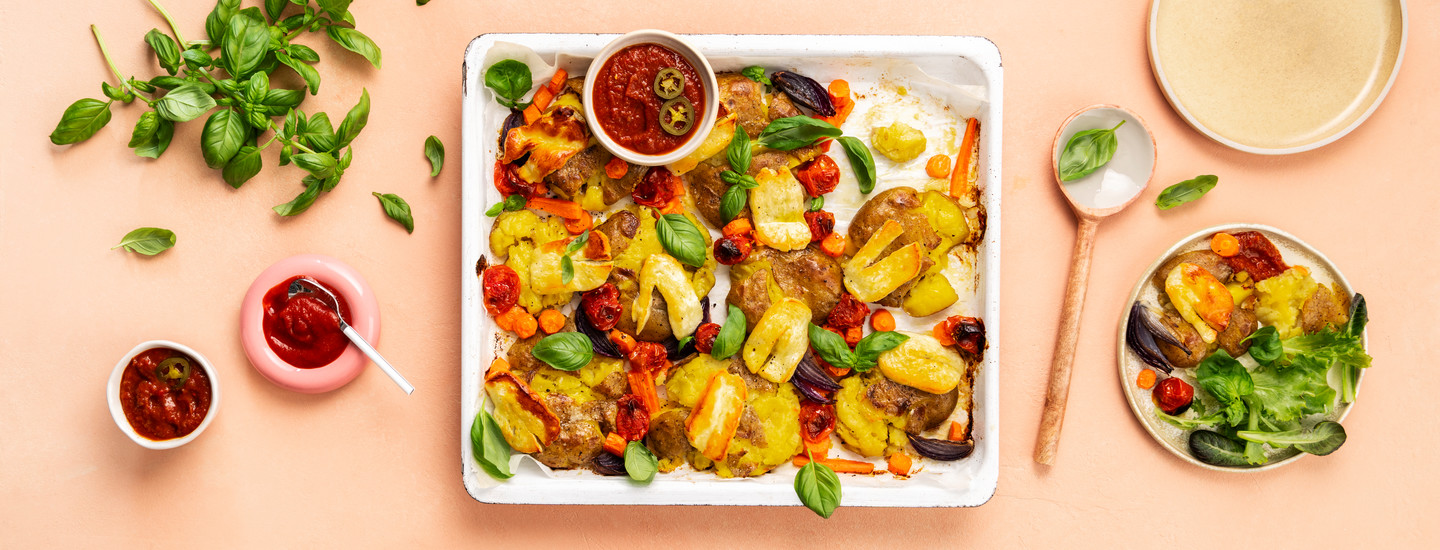 Uunipellillä perunalohkoja, halloumijuustoa ja mausteena jalopenoketsuppia sekä basilikan lehtiä.