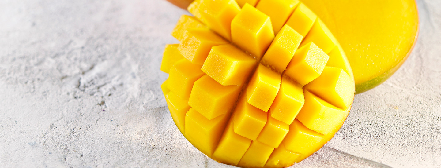 Näin onnistut: Mangon leikkaaminen kuutioiksi