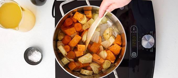 Kasvissosekeitto vaihe 2 (680x300)