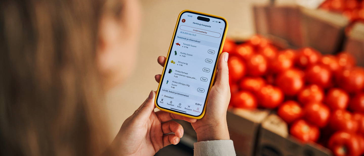 Nainen selaa K-ruoka sovellusta