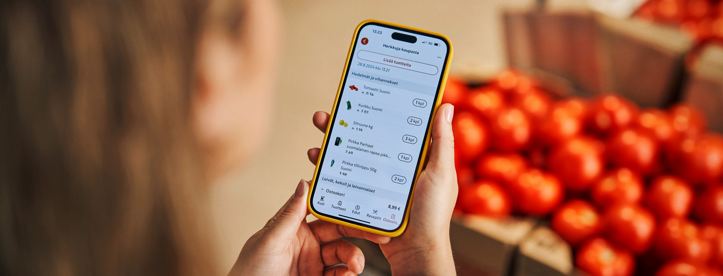 Nainen selaa K-ruoka sovellusta