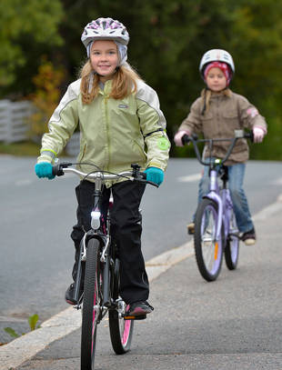pyöräileviä koululaisia
