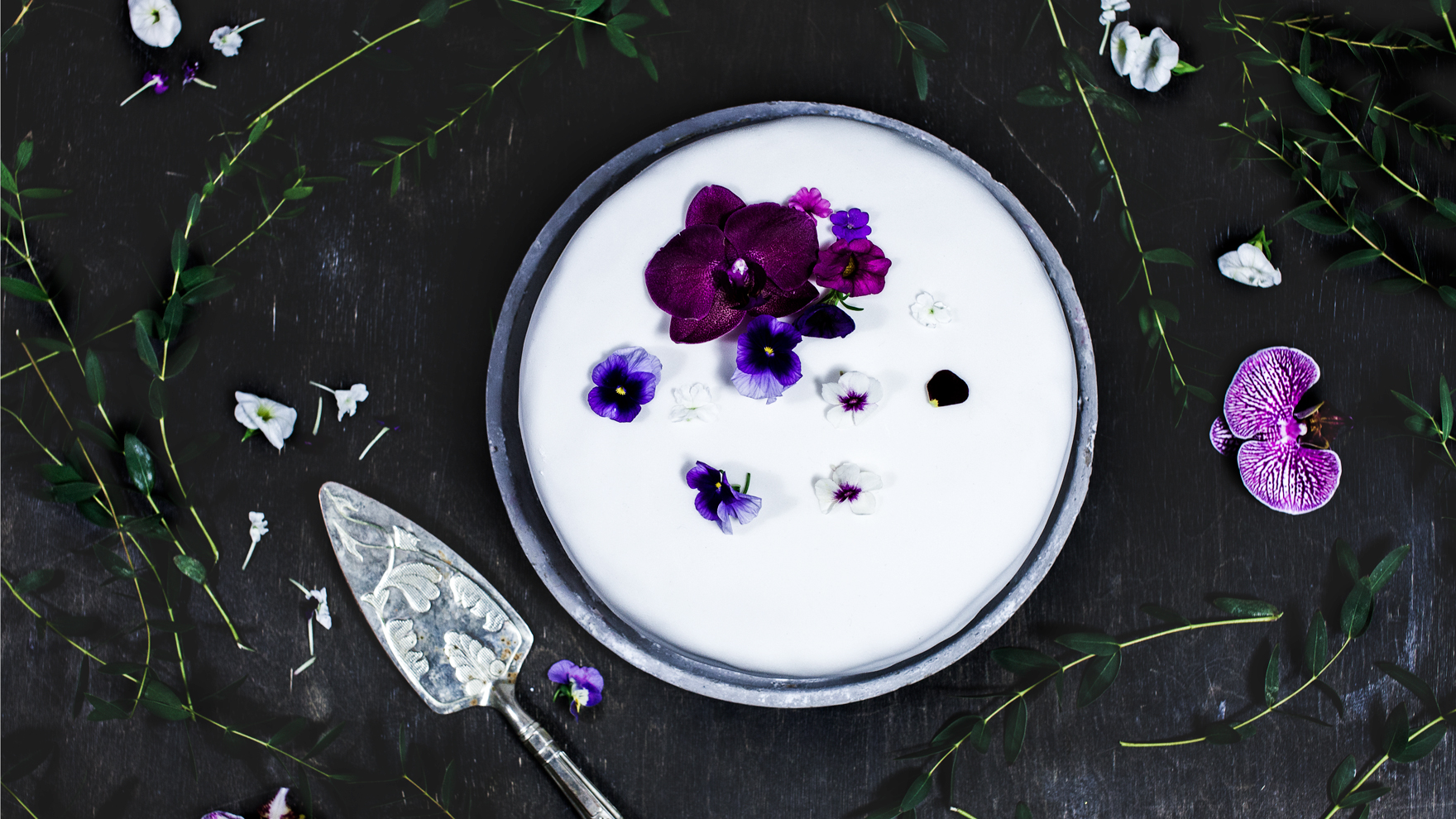 Täytekakun kuorrutus voikreemillä ja sokerimassalla