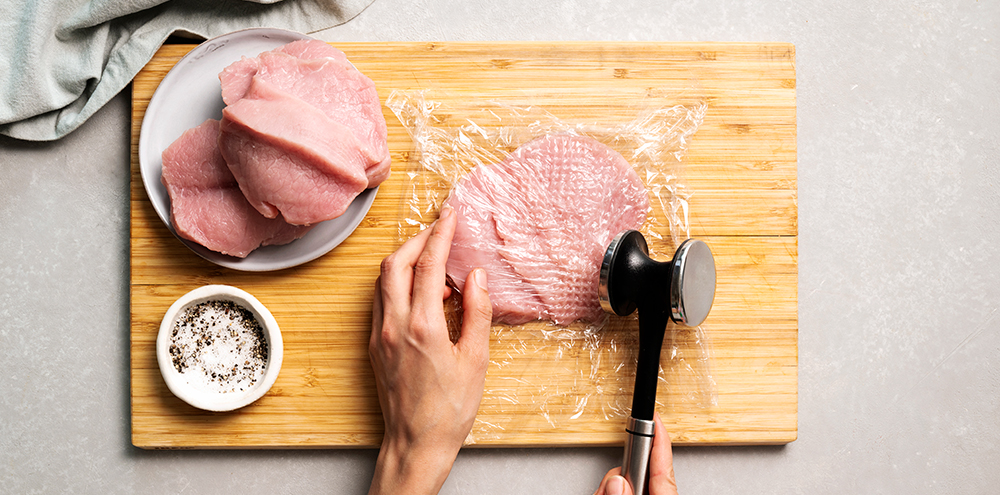 Wieninleikkeitä nuijitaan tuorekelmun alla ohueksi.