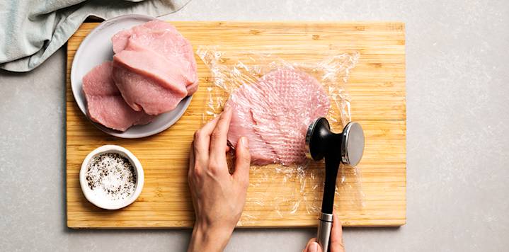 Wieninleikkeitä nuijitaan tuorekelmun alla ohueksi.