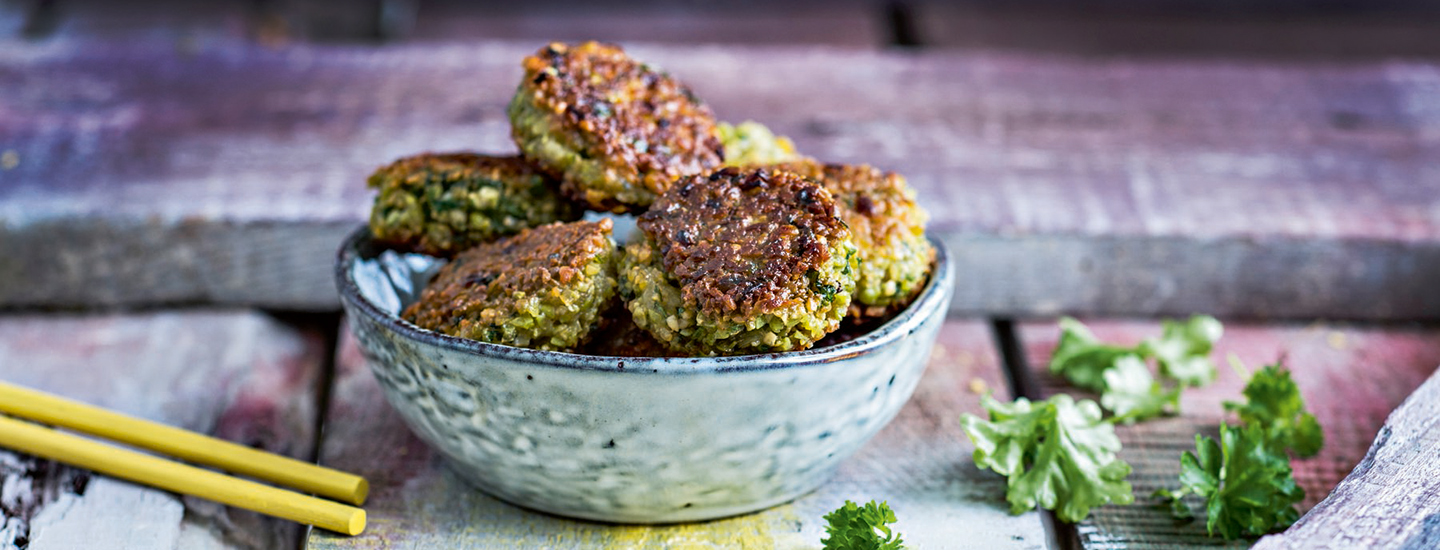 Hernefalafelit sinisessä kulhossa puisella tasolla. K-Ruoan reseptikuva.