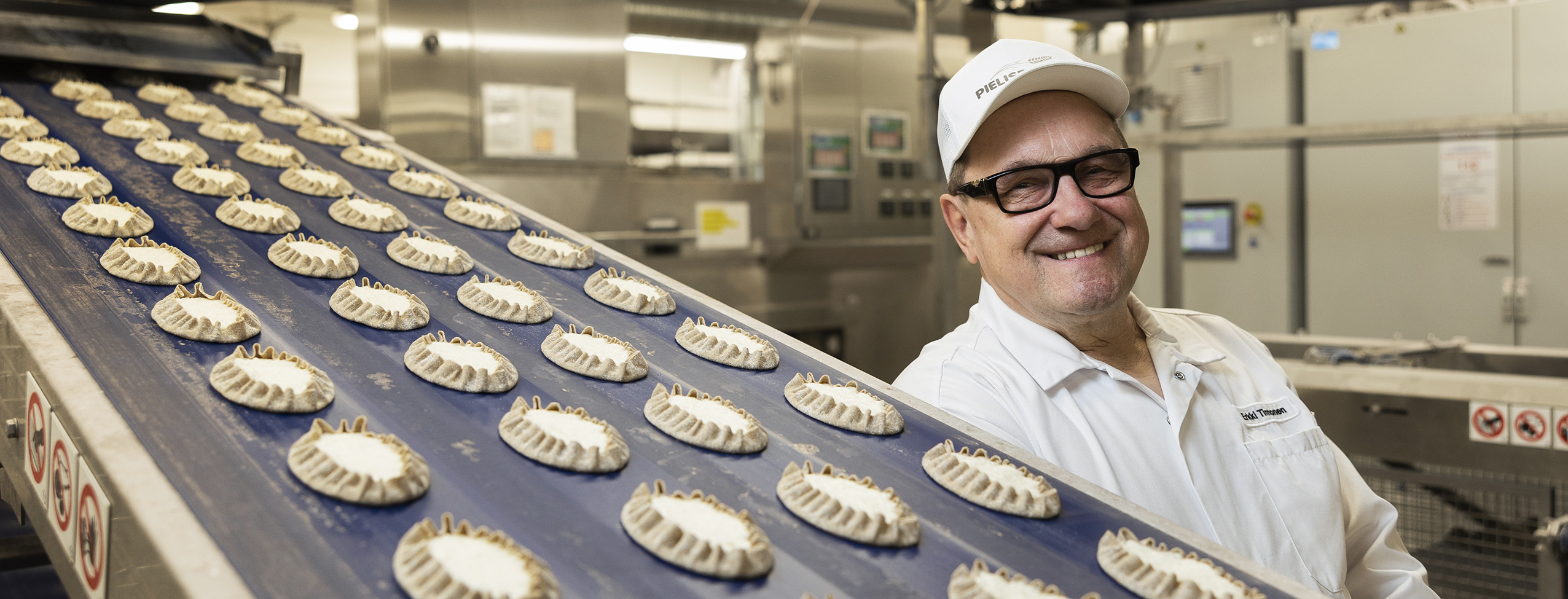 Pielispakarin karjalanpiirakoita paistettiin aluksi autotallissa