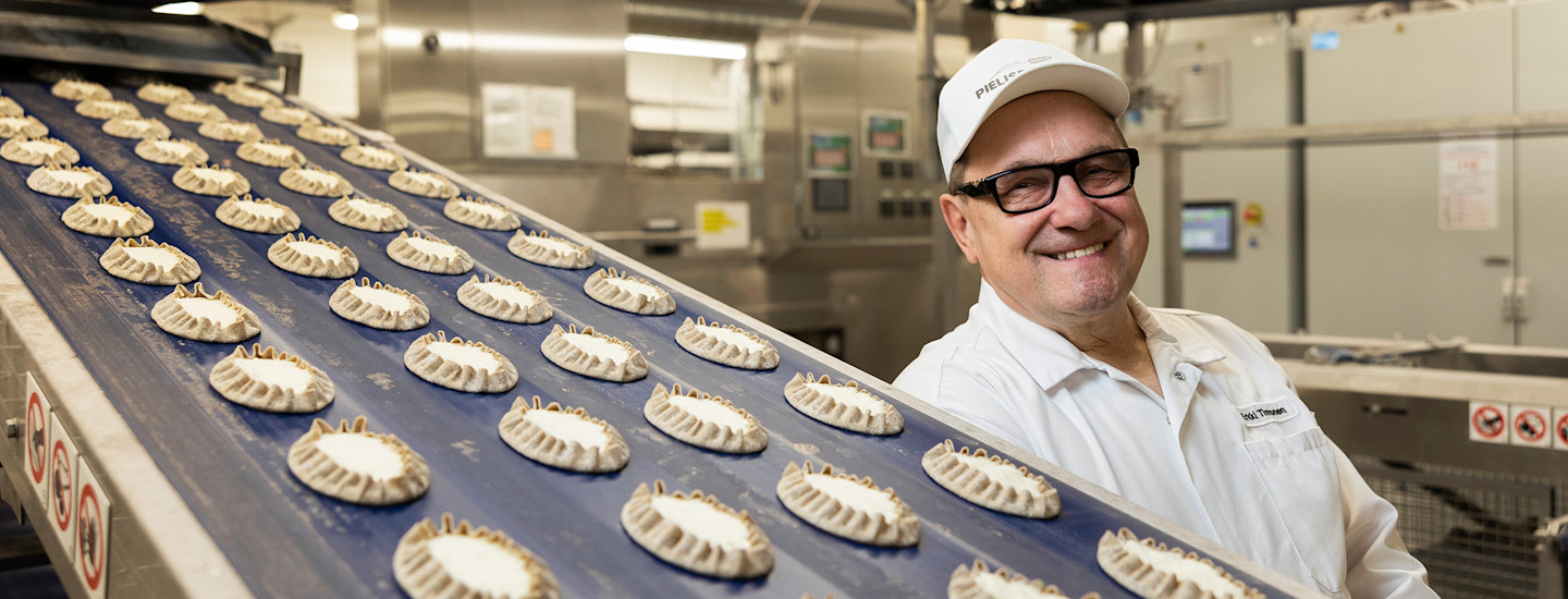 Pielispakarin karjalanpiirakoita paistettiin aluksi autotallissa