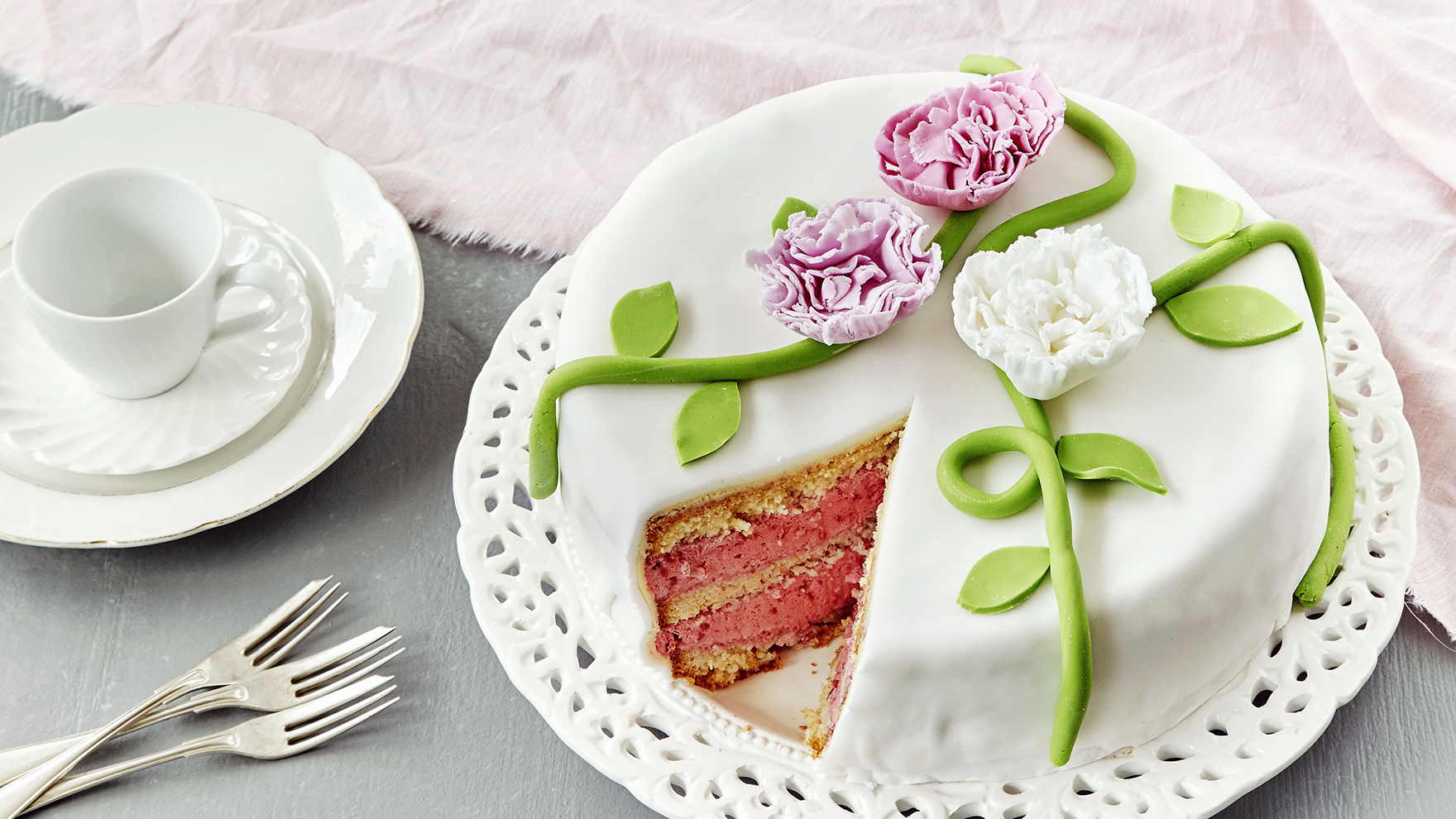 Näin teet sokerimassaneilikat kakun koristeeksi