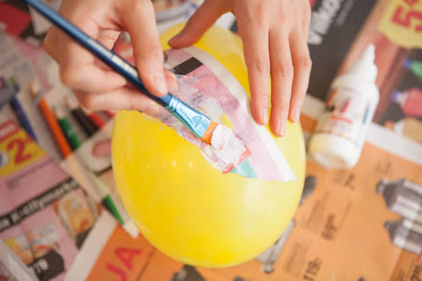 Liimaa suikaleita ilmapallon päälle.