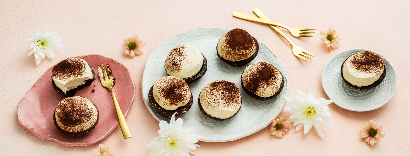 Mutakakuista ja cappuccinolla maustetusta mascarpone-kermavaahdosta tehtyjä leivoksia lautasella.