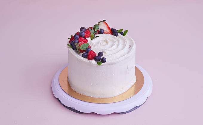 Kermaspiraali ja tuoreet marjat Kakku1 680x420