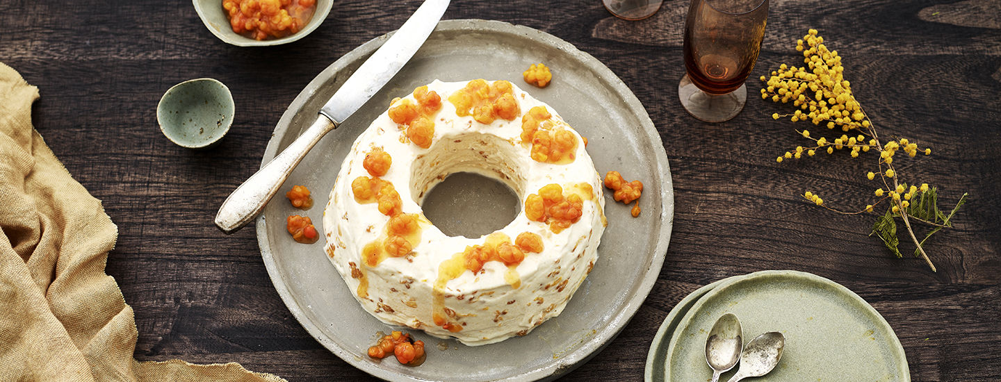 Lakkajäädyke harmaalla lautasella, päällä hillottua lakkaa.