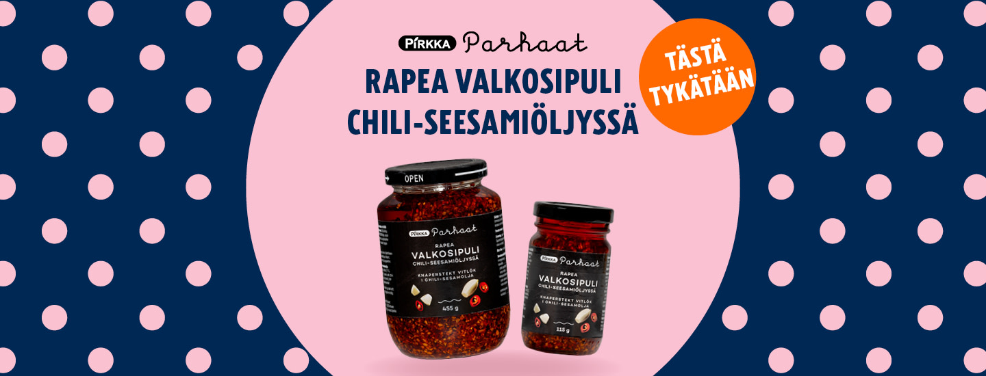 Kaksi Pirkka Parhaat valkosipuli-chili-seesamiöljypurkkia vaaleanpunaisella ja laivastonsinisellä pilkullisella taustalla, jossa suomenkielinen teksti.