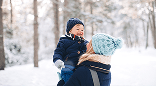 So schützt die die Haut von deinem Baby im Winter