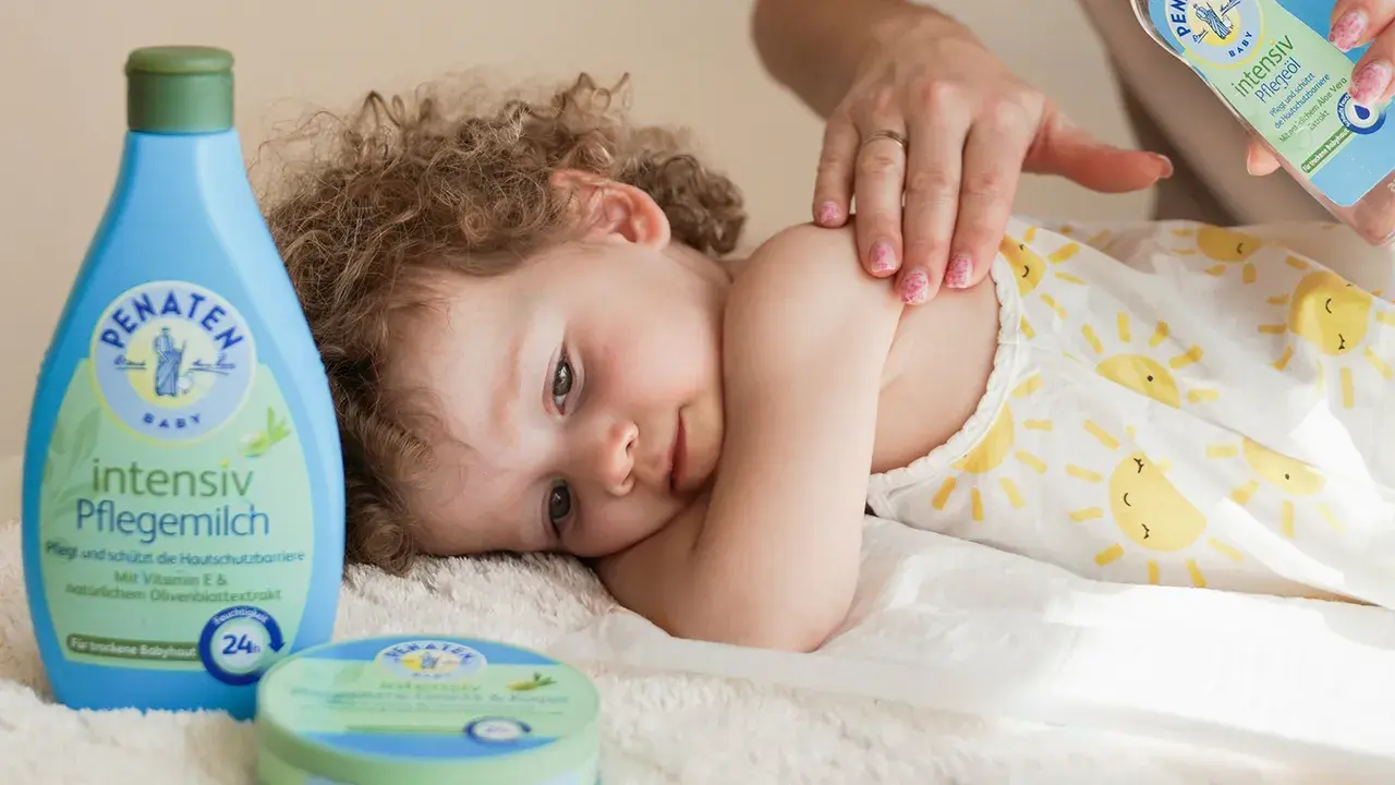 Baby wird sanft massiert