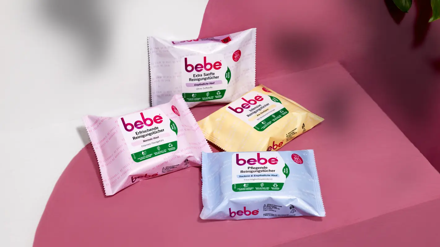 Verpackte Produkte der unterschiedlichen bebe Reinigungstücher für das Gesicht liegen ausgebreitet auf einem Tisch.