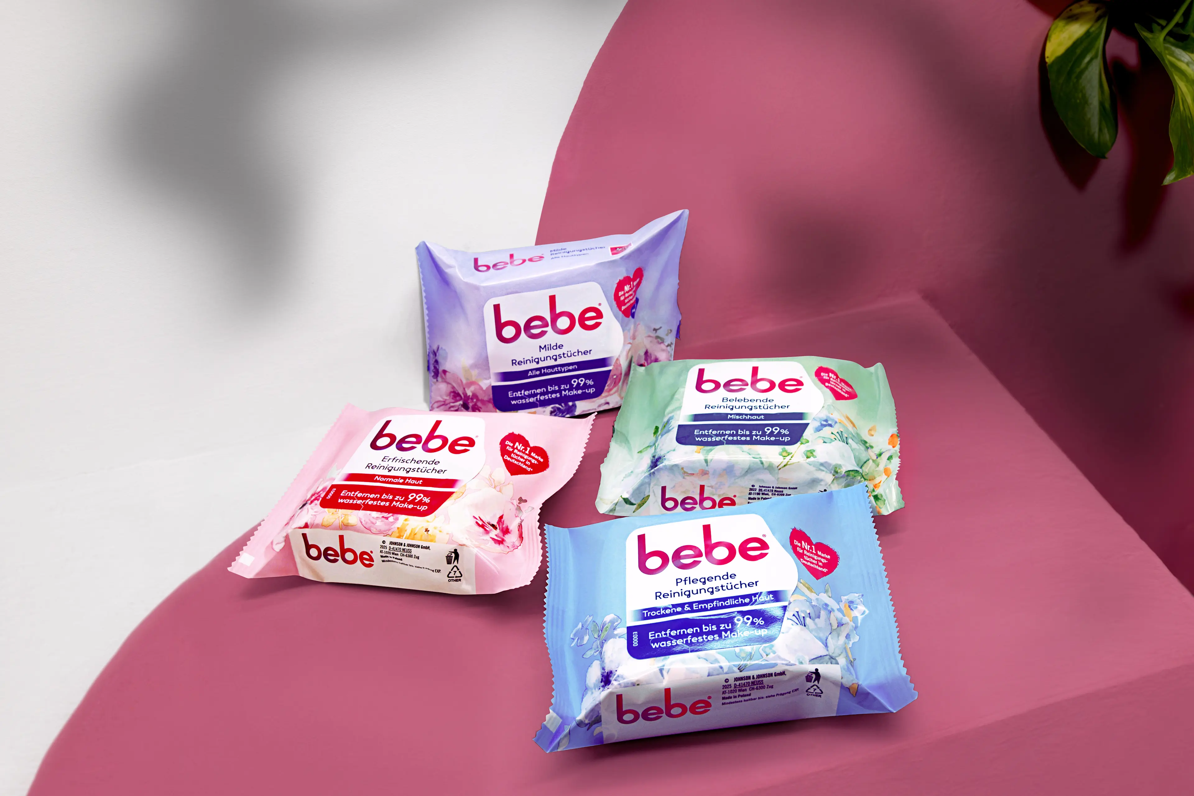 Verpackte Produkte der unterschiedlichen bebe Reinigungstücher für das Gesicht liegen ausgebreitet auf einem Tisch.