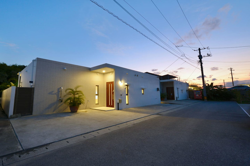 015美ら古宇利 外観夜 | Workations(ワーケーションズ)