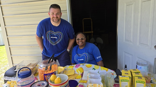 VyStar employees volunteer at a lemonade stand