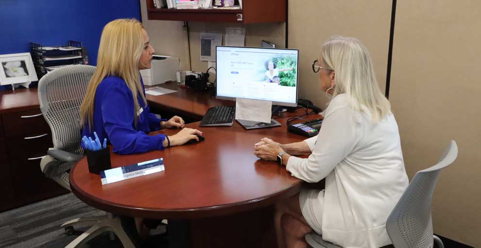 VyStar member Nancy Webb meeting with a VyStar employee.