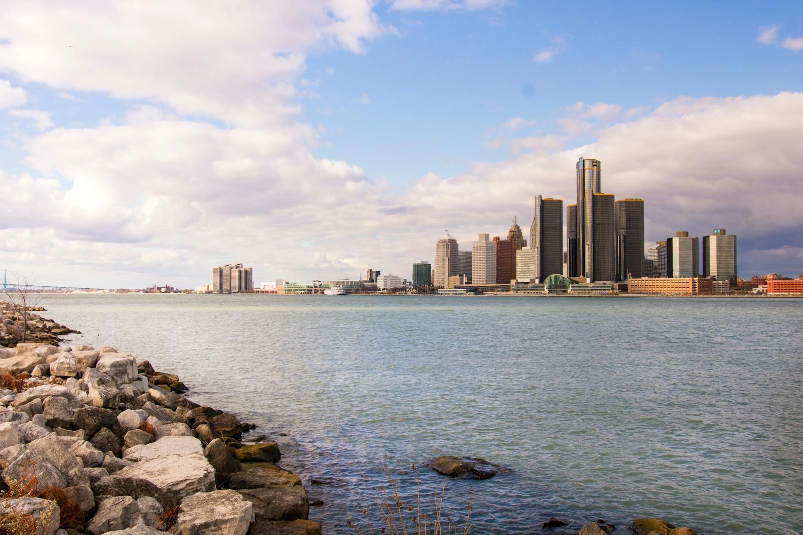homes-for-sale-in-michigan-where-lakeside-living-meets-affordable-prices/