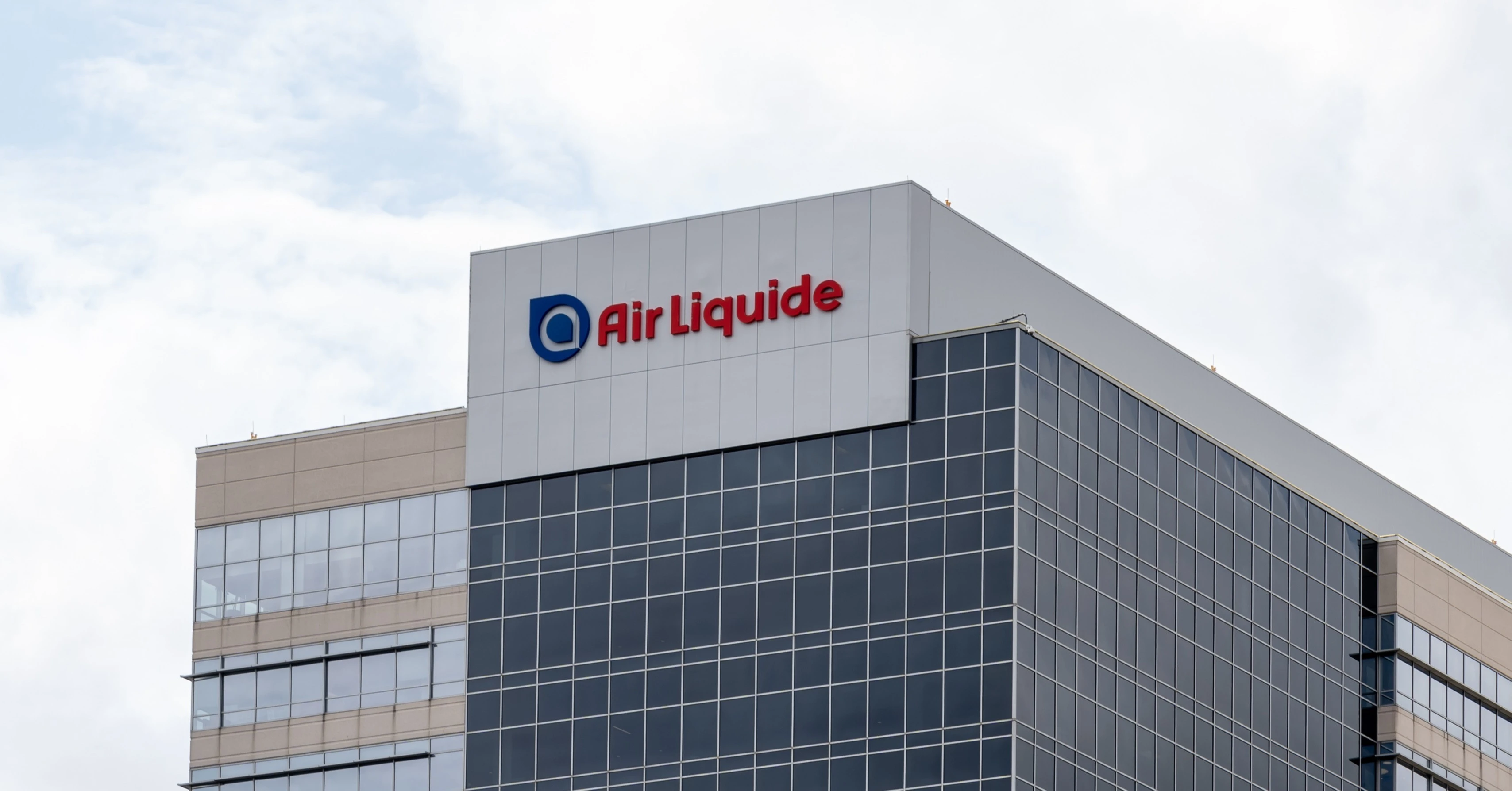 Ontdek de indrukwekkende clientcase van Schoeller Allibert voor de Air Liquide building - een toonaangevend voorbeeld van innovatieve en duurzame logistieke oplossingen. Met de expertise van Schoeller Allibert hebben we een op maat gemaakte oplossing ontwikkeld die voldoet aan de specifieke behoeften van Air Liquide. Van efficiënt containermanagement tot geavanceerde tracking- en traceermogelijkheden, onze oplossing heeft gezorgd voor optimalisatie van logistieke processen en verhoogde productiviteit. Ontdek hoe Schoeller Allibert de Air Liquide building heeft getransformeerd met slimme en duurzame logistieke oplossingen.