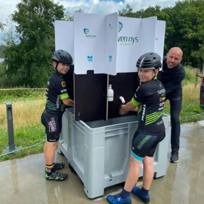 The Box Wash is a mobile sink with four water points built with our MaxiLog as a base. Four people can wash their hands at the same time, from a safe distance with running water. Alcohol gel as an alternative is also possible (no need for water supply and drainage).