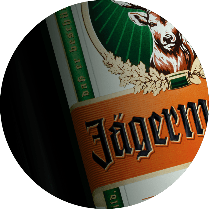 Todas las botellas de Jägermeister esconden un poema sobre la caza: este es  el motivo