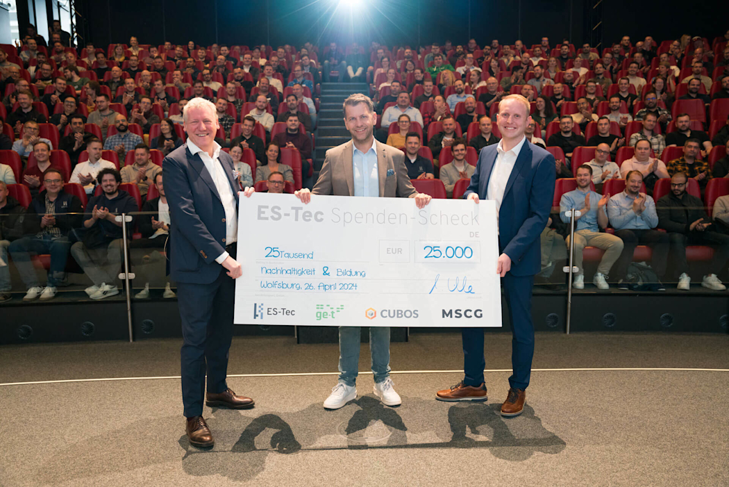 Presentation of the donation check by Marc Wille, Dennis Weilmann and Thomas Köhler.