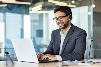 personne qui accompagne les clients au téléphone