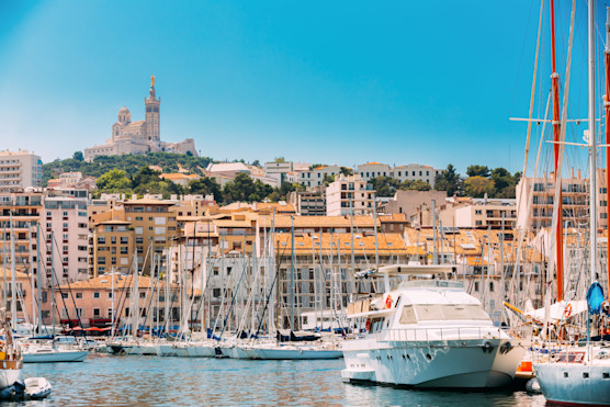 Port de Marseille avec en arrière plan Notre-Dame de la Garde