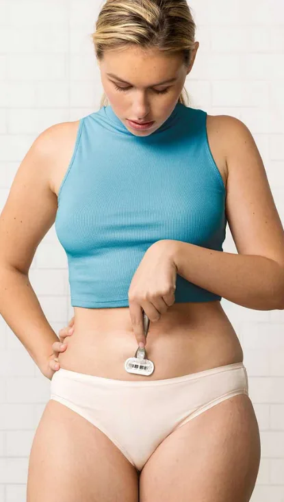 Woman shaving with Deluxe Smooth Platinum Razor