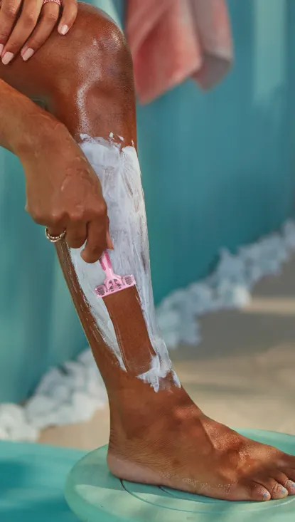 Woman shaving with Simply 3 Basic Disposables