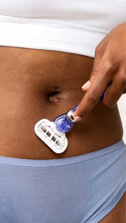 Woman shaving with Deluxe Smooth Swirl Razor